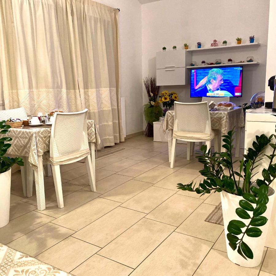 Bed and Breakfast Il Girasole Domus De Maria Exterior foto
