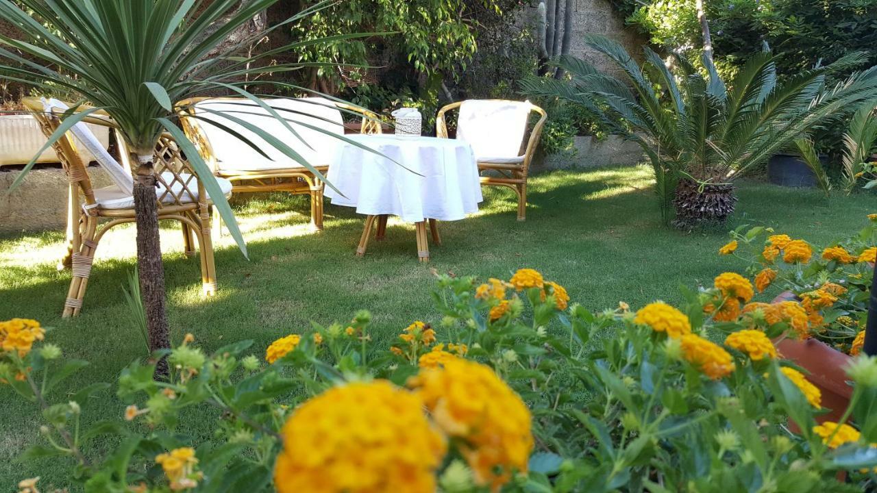 Bed and Breakfast Il Girasole Domus De Maria Exterior foto